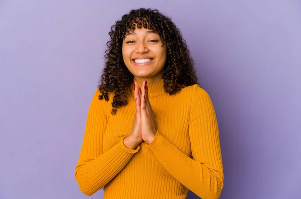 若いアフリカ系アメリカ人のアフロ女性は 口の近くで祈るに手を隔離し 自信を感じている — ストック写真