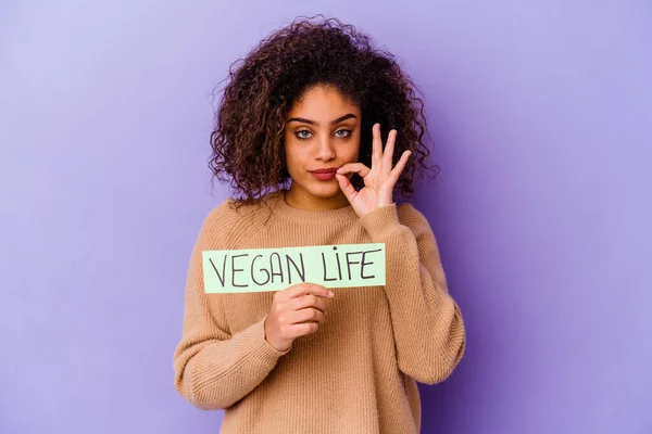 Jovem Afro Americana Segurando Cartaz Vegan Vida Isolada Com Dedos — Fotografia de Stock