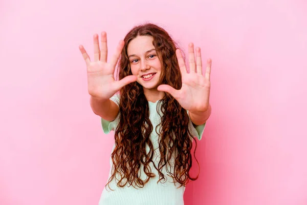 Pequena Menina Caucasiana Isolado Fundo Rosa Mostrando Número Dez Com — Fotografia de Stock