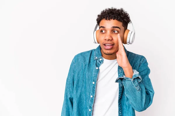 若いアフリカ系アメリカ人のカールマンはヘッドフォンで音楽を聴いて隔離された秘密ホットブレーキニュースと脇を見ている — ストック写真