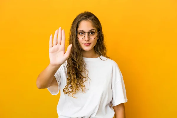 Kafkasyalı Genç Bir Kadın Elini Uzatmış Dur Işareti Göstererek Seni — Stok fotoğraf