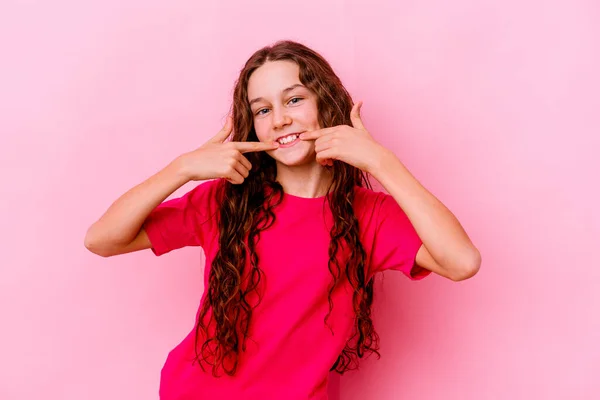 Klein Blank Meisje Geïsoleerd Roze Achtergrond Glimlacht Wijzende Vingers Naar — Stockfoto