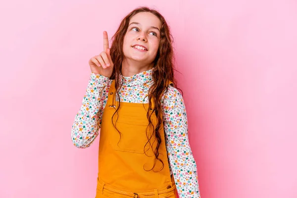 Pequena Menina Caucasiana Isolado Fundo Rosa Indica Com Ambos Dedos — Fotografia de Stock