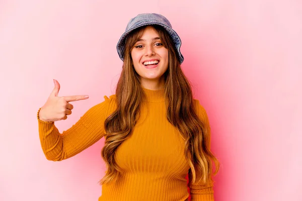 Mujer Caucásica Joven Con Sombrero Pescador Aislado Persona Señalando Mano —  Fotos de Stock