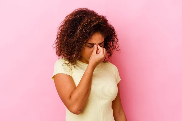 Jong Afrikaans Amerikaans Vrouw Geïsoleerd Roze Achtergrond Met Een Hoofdpijn — Stockfoto