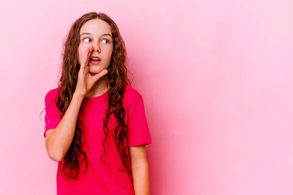 Klein Blank Meisje Geïsoleerd Roze Achtergrond Zegt Een Geheim Warm — Stockfoto