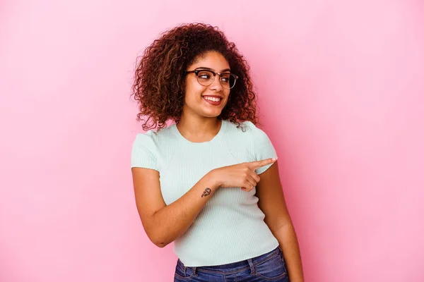 Jonge Afrikaanse Amerikaanse Vrouw Geïsoleerd Roze Achtergrond Kijkt Opzij Glimlachend — Stockfoto