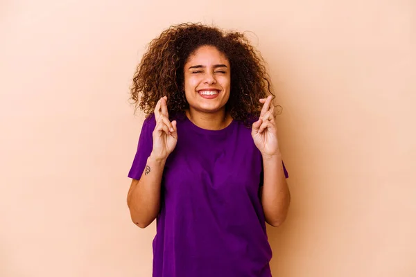 Young African American Woman Isolated Beige Background Crossing Fingers Having — Stock Photo, Image