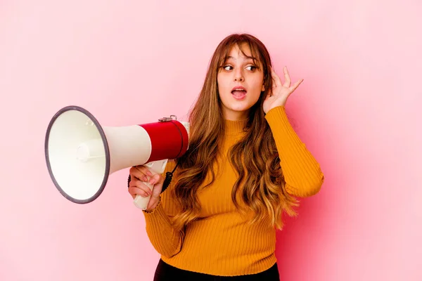 Jovem Caucasiana Segurando Megafone Isolado Tentando Ouvir Uma Fofoca — Fotografia de Stock