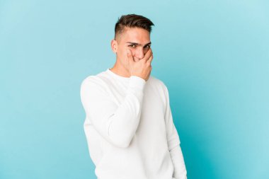 Genç, beyaz tenli yakışıklı adam gülerek, kaygısızca, doğal duygularla izole edilmiş..