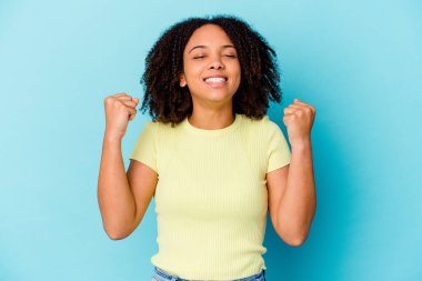 Genç Afro-Amerikan melez kadın zaferi, tutkuyu ve coşkuyu, mutlu ifadeyi kutluyor..