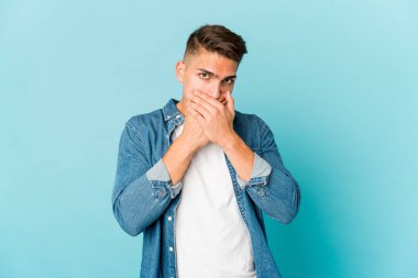 Beyaz tenli yakışıklı, ağzı kapalı ve elleri endişeli bir şekilde izole edilmiş..