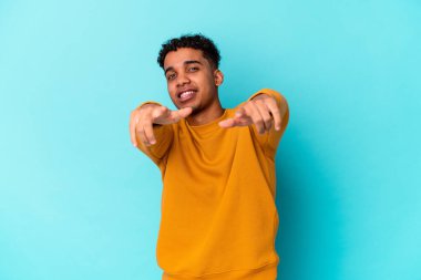 Genç Afro-Amerikalı kıvırcık adam mavi gülücüklerle izole edilmiş..