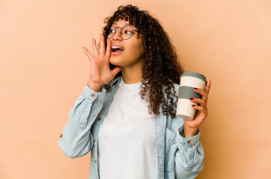Afro-Amerikan Afro kadın elinde hazır kahveyle bağırıyor ve avuç içini açık tutuyor..
