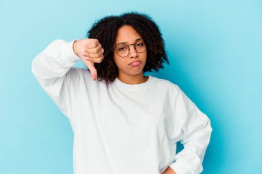 Genç Afro-Amerikan melez kadın izole edilmiş kahkahalar neşeyle kafa tutuyor. Mutluluk kavramı.