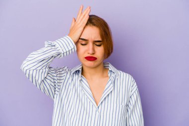 Genç Arap melez kadın yorgun ve uykulu ellerini başının üstünde tutuyor..