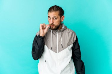 Uzun saçlı genç adam dudaklarında parmaklarıyla bir sır saklıyor..