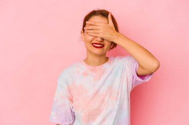 Genç Arap melez kadın elleriyle gözlerini kapatıyor, gülümseyerek bir sürpriz bekliyor..