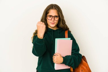 Kafkasyalı genç bir kadın izole edilmiş kameraya yumruk sallıyor, agresif bir yüz ifadesi var..