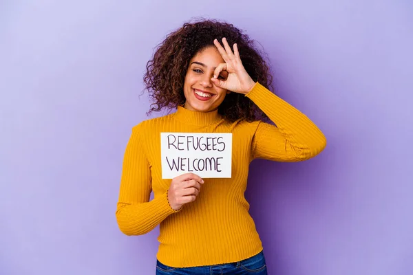 難民を保持している若いアフリカ系アメリカ人女性は をジェスチャーを保つ孤立興奮プラカードを歓迎 — ストック写真