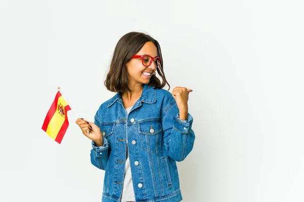 Молодая Испанская Женщина Флагом Белом Фоне Большим Пальцем Смеясь Беззаботно — стоковое фото