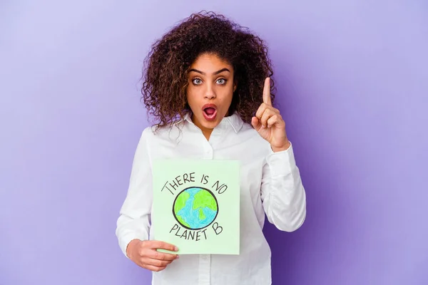 Young African American Woman Holding Planet Placard Isolated Having Idea — Stock Photo, Image