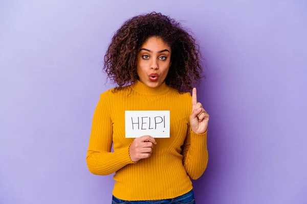 Joven Mujer Afroamericana Sosteniendo Una Pancarta Ayuda Aislada Sobre Fondo — Foto de Stock