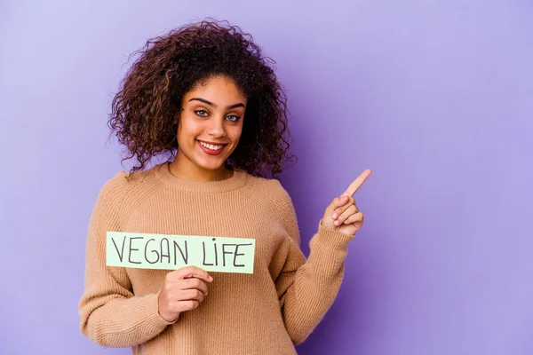 Jovem Afro Americana Segurando Cartaz Vegan Vida Isolado Sorrindo Apontando — Fotografia de Stock