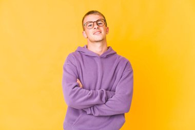 Kendine güveni tam, kararlılığıyla kollarını kavuşturan beyaz tenli yakışıklı bir adam..