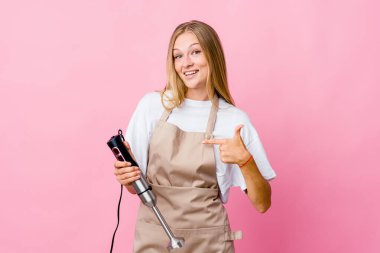 Genç Rus aşçı kadın, elinde elektrikli mikser tutarken izole edilmiş, gömlek fotokopisini çeken, gururlu ve kendinden emin birini gösterdi.
