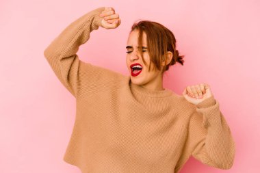 Genç Arap melez kadın özel bir günü kutluyor, atlıyor ve enerji ile kollarını kaldırıyor..