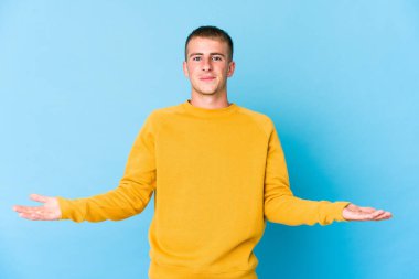 Beyaz tenli yakışıklı adam hoş bir yüz ifadesi sergiliyor..