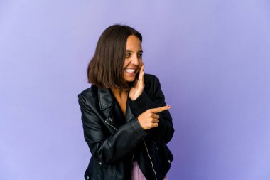 Genç melez kadın dedikodu yapıyor, bir şeyleri haber veriyor..