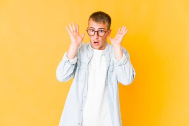 Genç beyaz yakışıklı adam şaşırdı ve şok oldu..