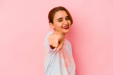 Genç Arap melez kadın parmakla işaret ediyor..