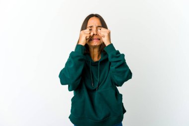 Genç melez kadın mızmızlanıyor ve ağlıyor..