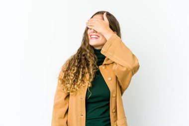 Kafkasyalı genç kadın elleriyle gözlerini kapatıyor, gülümseyerek bir sürpriz bekliyor..