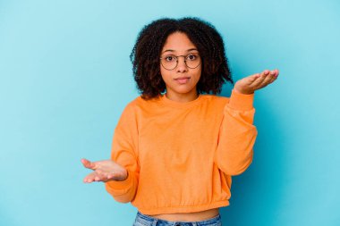 Genç Afro-Amerikan melez kadın soyutlanmış kollarıyla ölçek yapıyor, mutlu ve kendinden emin hissediyor..