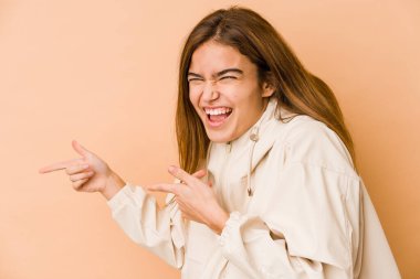 Genç, sıska, beyaz bir genç kız, işaret parmaklarıyla fotokopi alanını işaret ederek heyecan ve arzusunu ifade ediyor..