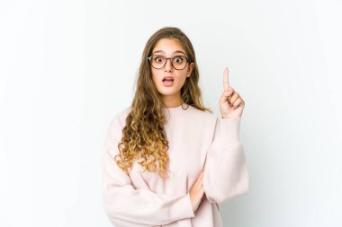 Kafkasyalı genç bir kadının harika bir fikri var, yaratıcılık kavramı..