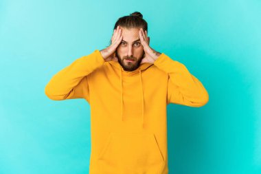 Uzun saçlı genç adam şok olmuş görünüyor, önemli bir buluşmayı hatırladı..