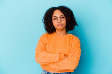 Genç Afro-Amerikan melez kadın izole edilmiş. Sıkılmış, yorgun ve dinlenmeye ihtiyacı var..