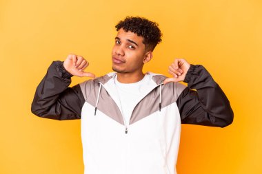 Genç Afro-Amerikan kıvırcık adamı, mor üzerine izole edilmiş gururlu ve kendinden emin, örnek alınacak..