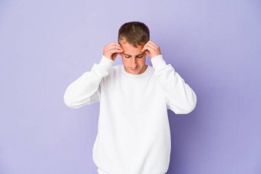 Genç beyaz yakışıklı adam tapınaklara dokunuyor ve baş ağrısı çekiyor..