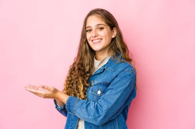 Kafkasyalı genç bir kadın avucunun üzerinde bir kopya alanı tutuyor..