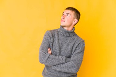 Genç beyaz yakışıklı adam hedeflerine ve amaçlarına ulaşmayı hayal ediyor.