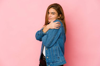 Genç, sıska, beyaz, ergen kız sarılmalar, kaygısız gülümsemeler ve mutluluklar..