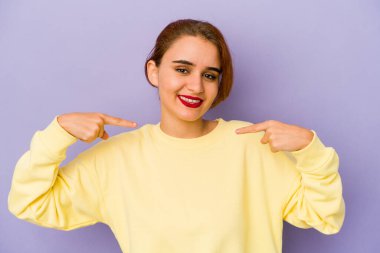 Genç Arap melez kadın parmaklarıyla işaret ediyor, pozitif duygu..