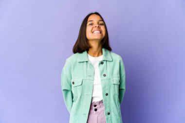 Genç melez kadın rahat ve mutlu bir gülüş, boynunu uzatmış dişlerini gösteriyor..