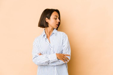 Genç İspanyol kadın kendini izole edip kollarını kavuşturarak gülümsedi..